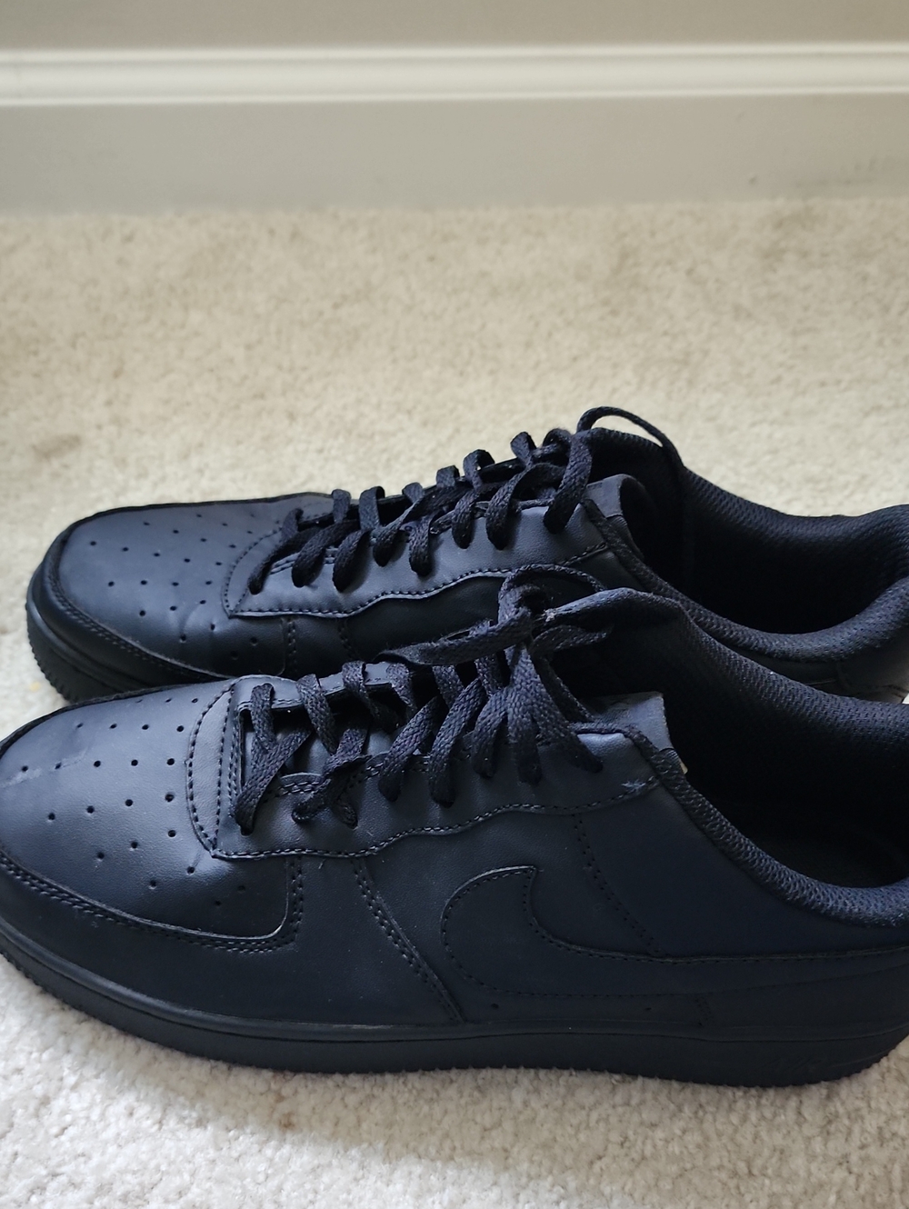 Men's Black Low-Top Sneakers with Subtle Swoosh